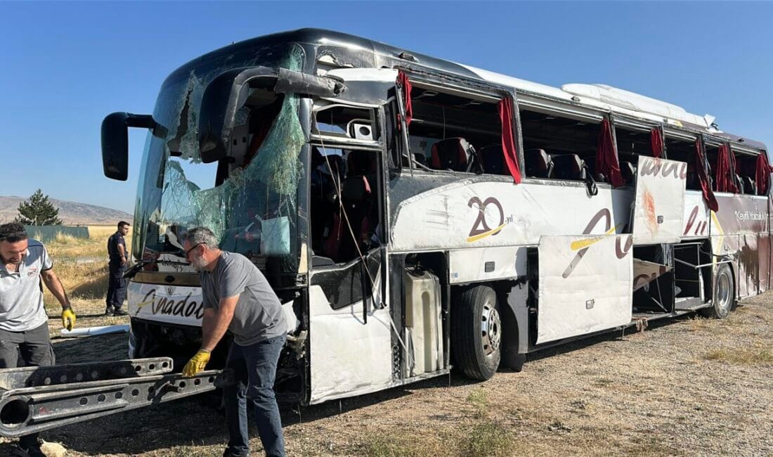 Kütahya’da Feci Kaza Yolcu Otobüsü Devrildi: 31 Yaralı Kütahya-Afyonkarahisar kara yolunda sürücüsünün kontrolünden çıkıp bariyerlere çarparak devrilen yolcu