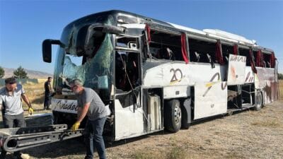 Kütahya-Afyonkarahisar kara yolunda sürücüsünün kontrolünden çıkıp bariyerlere çarparak devrilen yolcu