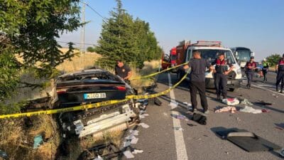 Almanya’dan memleketleri Kayseri’ye giden gurbetçi ailenin bulunduğu otomobilin Nevşehir'de refüje