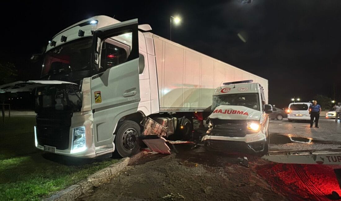 Samsun’da Ambulans ile TIR Çarpıştı: 6 Yaralı Samsun'un İlkadım ilçesinde gece yarısı hasta taşıyan ambulans ile TIR'ın