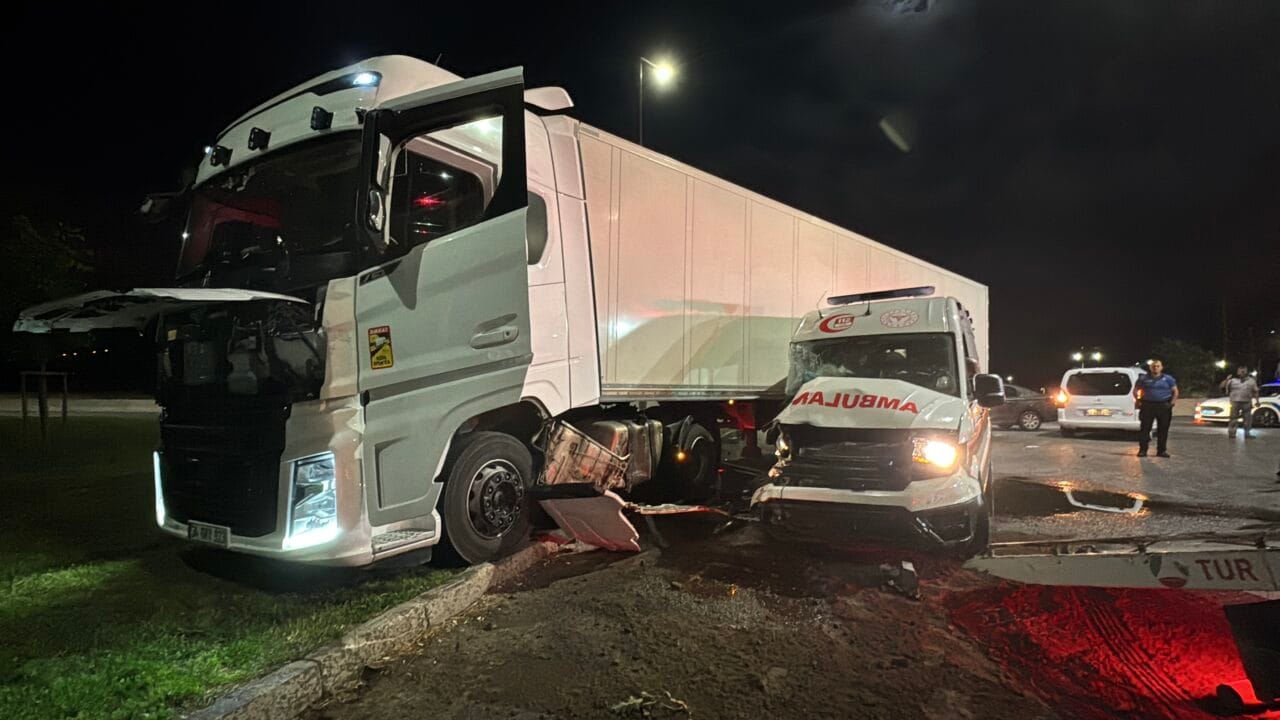 Samsun'un İlkadım ilçesinde gece yarısı hasta taşıyan ambulans ile TIR'ın