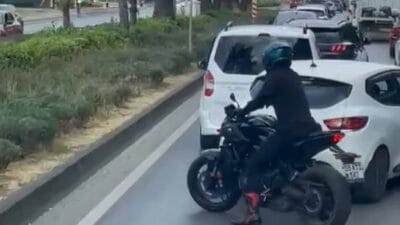 Samsun'da bir motosiklet sürücüsü, acil ihbara giden itfaiye aracına eskortluk