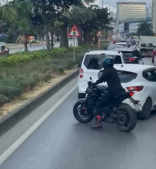 Samsun'da bir motosiklet sürücüsü, acil ihbara giden itfaiye aracına eskortluk