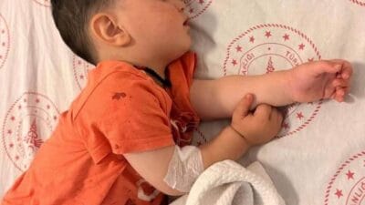 Şanlıurfa'nın Halfeti ilçesinde evinin önünde oyun oynarken başıboş bir sokak