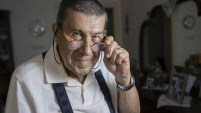 Türk tiyatrosunun 80 yaşındaki usta sanatçısı Zihni Göktay, akşam saatlerinde