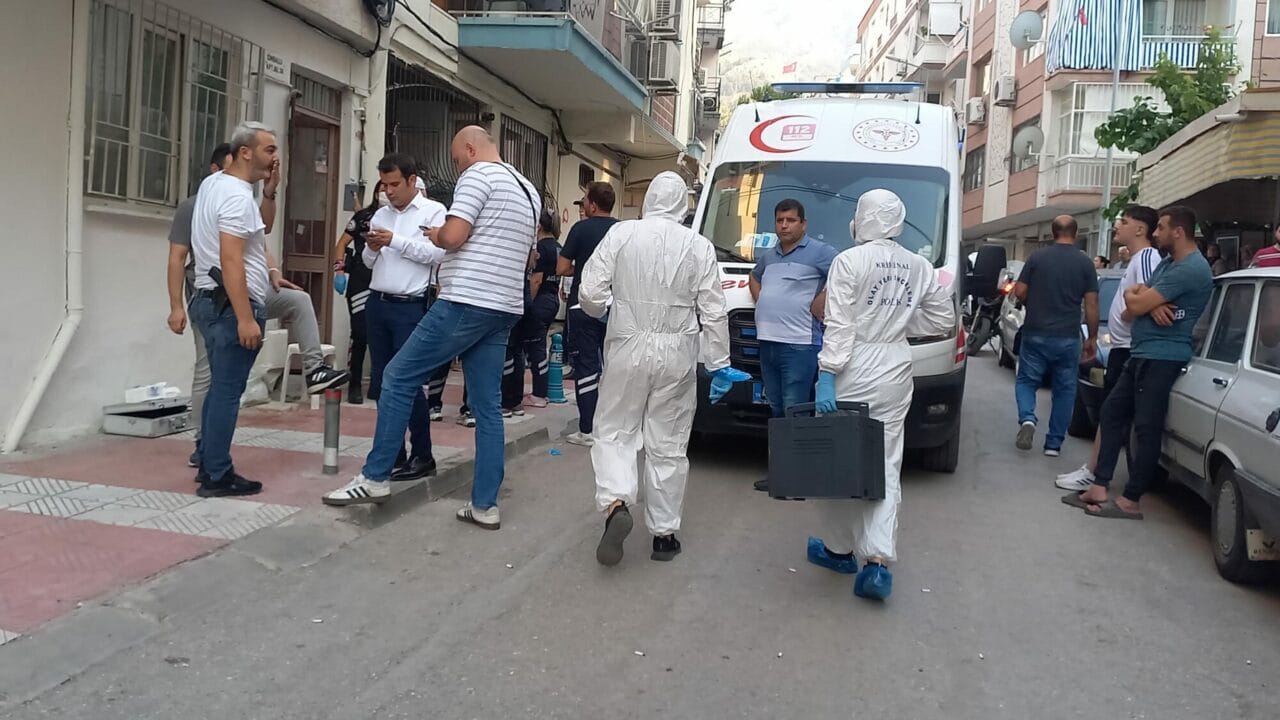 Manisa'nın Şehzadeler ilçesinde ağır koku ihbarı üzerine girilen evde 30