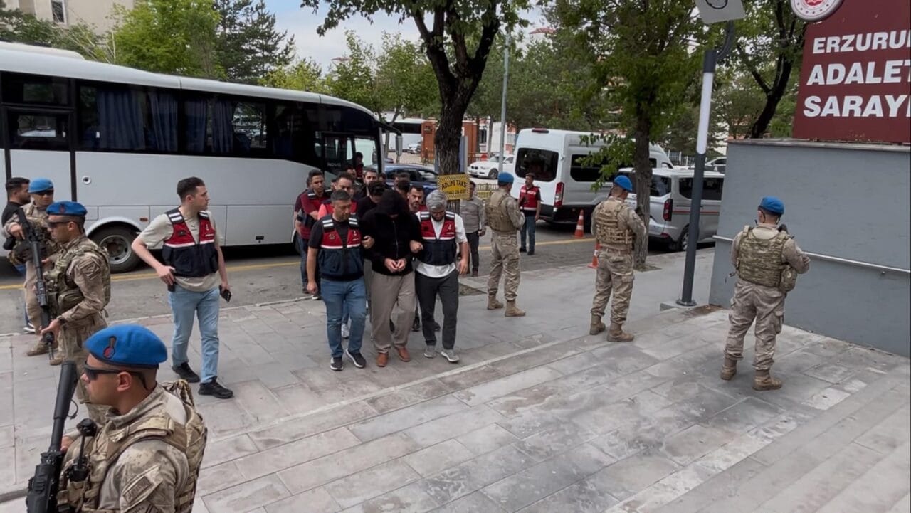 16 ilde düzenlenen 4. dalga operasyonunun ardından mahkemeye çıkarılan emniyet