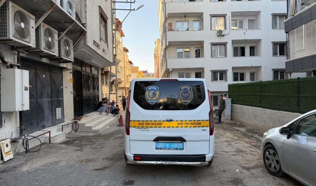 4’üncü Katta Çıkan Alevler Bir Aileyi Yaktı: Minik Yezen Kurtarılamadı Gaziantep'te 4'üncü kattaki daireyi saran dumanlar evdeki aileyi mahsur bıraktı;