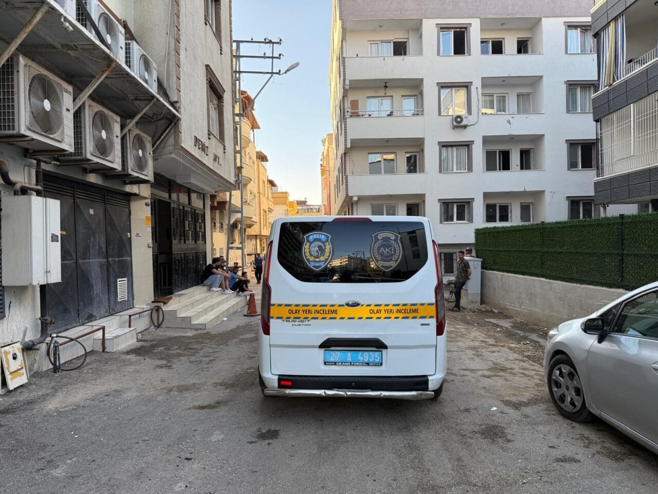 Gaziantep'te 4'üncü kattaki daireyi saran dumanlar evdeki aileyi mahsur bıraktı;