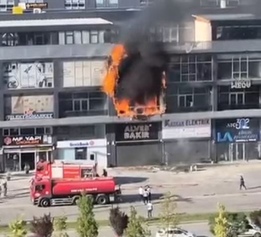 İvedik OSB'de bir hırdavat dükkanını saran alevler, itfaiyenin hızlı müdahalesi