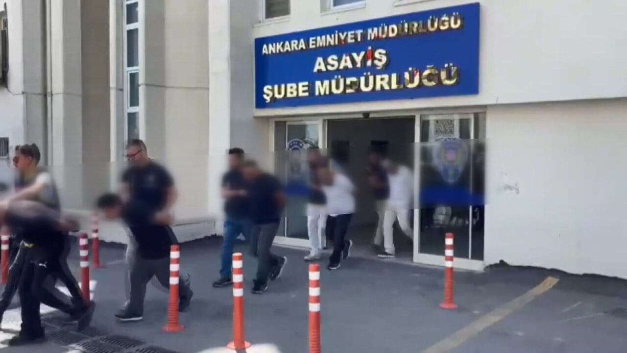 Ankara’da cadde ve işletme önlerinde sürücülerden yasa dışı şekilde park