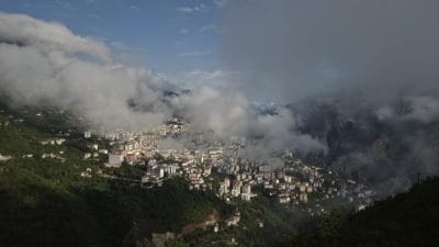 Bulutların Üzerinde Bir Şehir: Artvin’deki Sis Denizi Hızlı Çekimle Böyle Kayda Alındı! Artvin'de yüksek kesimlerden süzülen sis bulutlarının kent merkezini yavaş yavaş