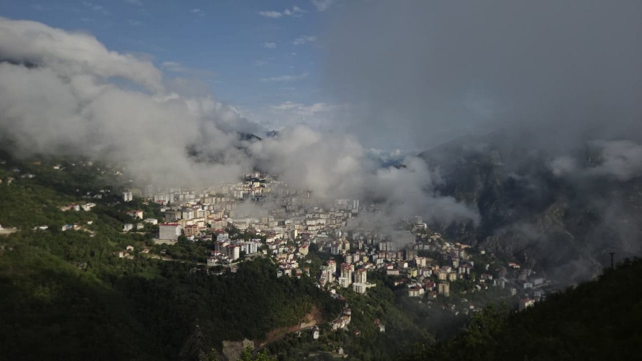 Artvin'de yüksek kesimlerden süzülen sis bulutlarının kent merkezini yavaş yavaş