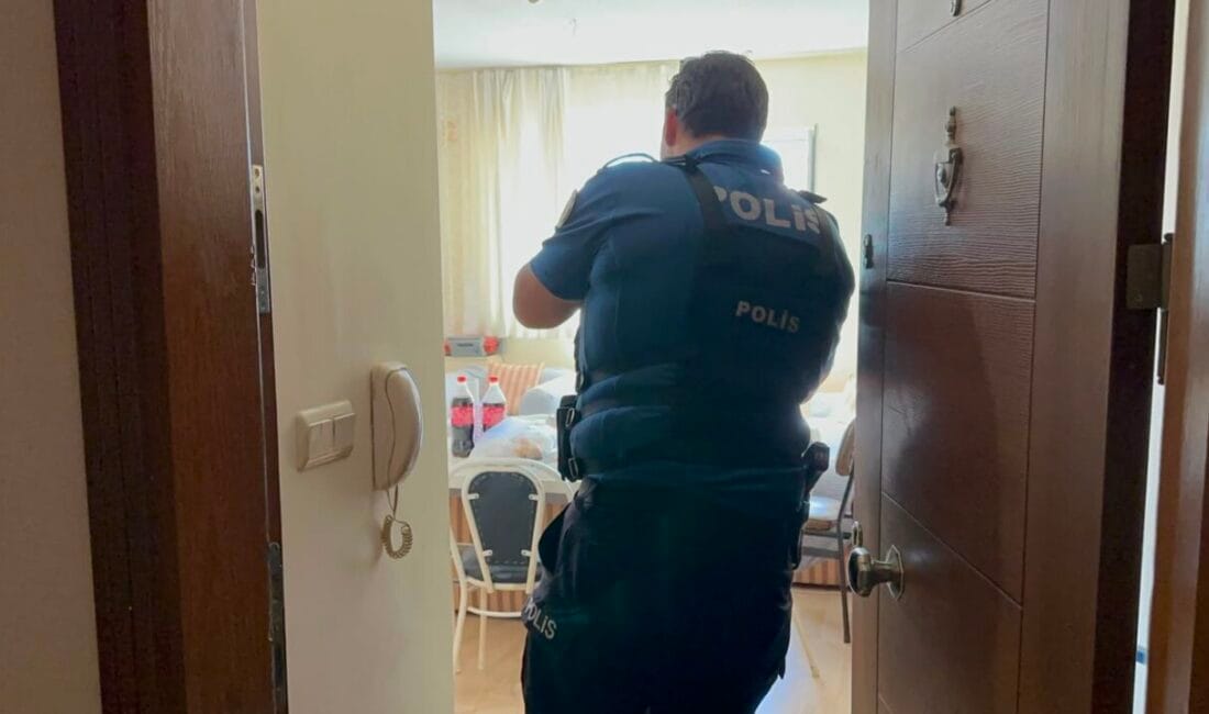 Bursa’da Evden Gelen Kötü Koku Ekipleri Harekete Geçirdi: 74 Yaşındaki Adam Ölü Bulundu Ablası şehir dışına çıktığı için evde yalnız kalan 74 yaşındaki