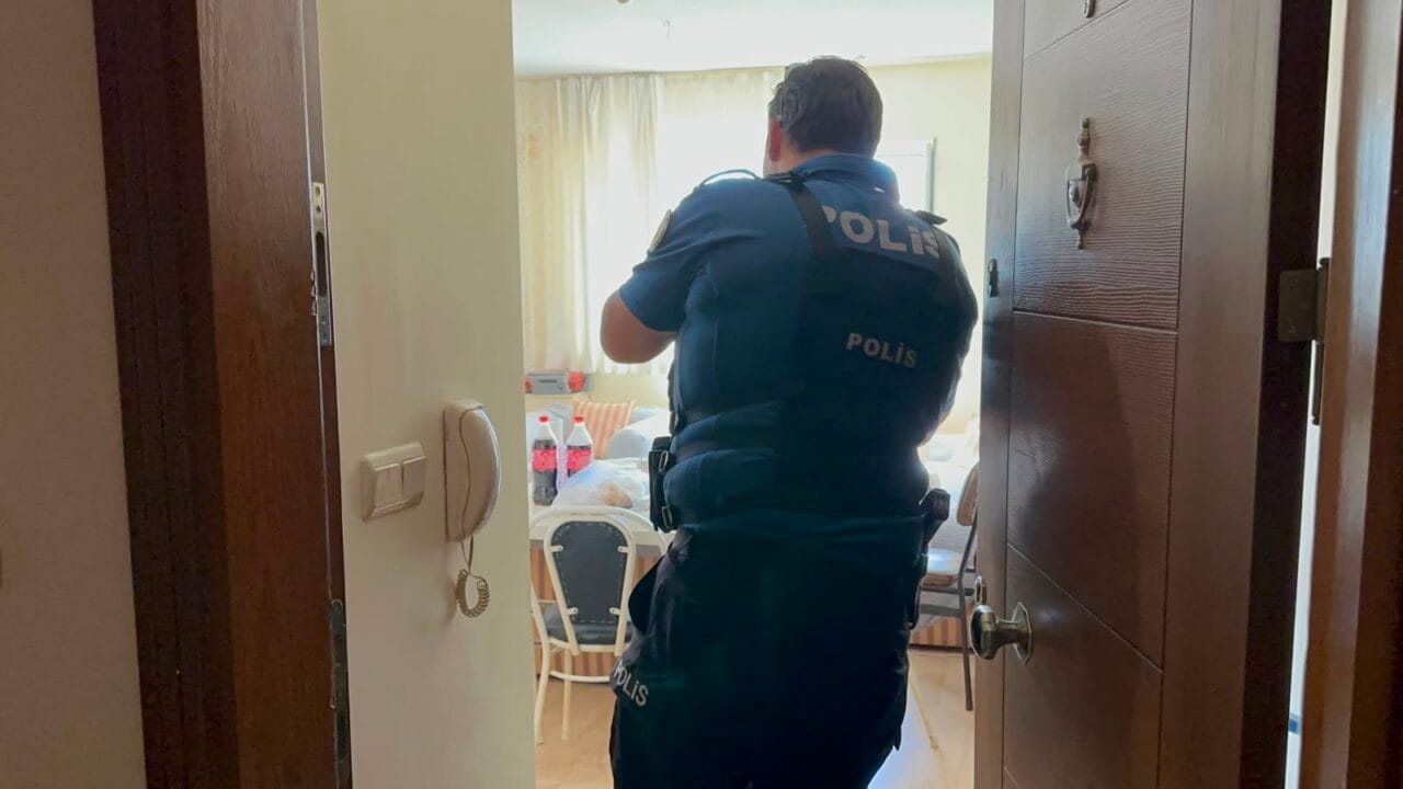 Ablası şehir dışına çıktığı için evde yalnız kalan 74 yaşındaki