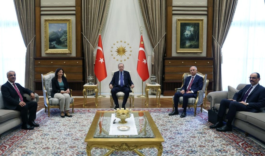 Cumhurbaşkanı Erdoğan Beştepe’de DEM Parti Heyetini Kabul Etti Cumhurbaşkanı Erdoğan ile Beştepe'de 1,5 saat süren bir görüşme gerçekleştiren