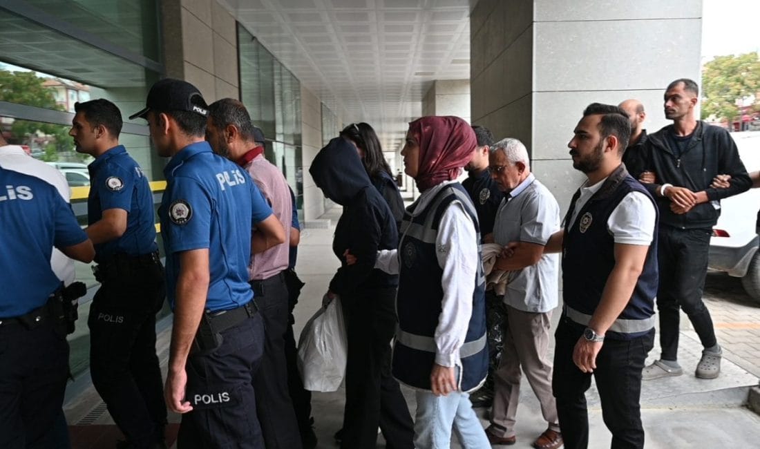 Derin Dondurucudaki Ceset Sırrı Çözülüyor: 3 İlde Eş Zamanlı Baskınla Yakalananlar Adliyede Kırıkkale'de derin dondurucuda parçalanmış cesedi bulunan Hüseyin Okumuşoğlu cinayetine ilişkin