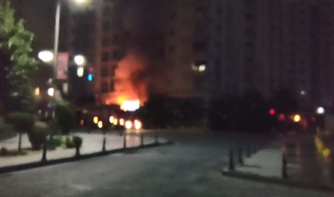 Esenyurt Koza Mahallesi'nde elektrik kontağından çıkan ve binanın tahliye edilmesine