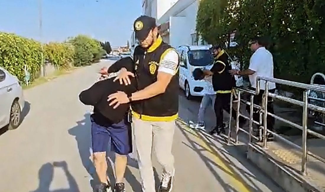 Adana'da ev arkadaşları Emrah Kocaoğlu'nu bıçaklayarak öldüren iki şüpheli, kapı