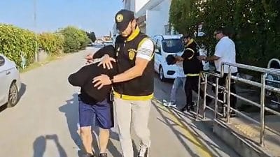 Adana'da ev arkadaşları Emrah Kocaoğlu'nu bıçaklayarak öldüren iki şüpheli, kapı