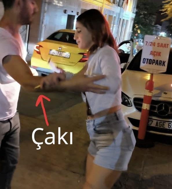 Karaköy’de Kanadalı Turiste Bıçaklı Taksi Gaspı Karaköy'de bindiği takside kapılar kilitlenerek nakit parası gasp edilen ve