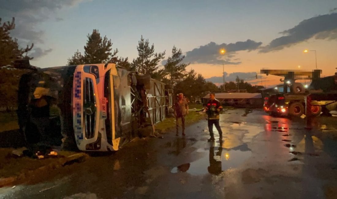 Kayseri’de Can Pazarı: 2’si Ağır 35 Kişi Yaralandı, Bulvar Trafiğe Kapatıldı Kayseri Organize Sanayi Kavşağı'nda yolcu otobüsü ile benzin yüklü tankerin
