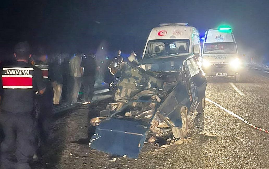 Konya Ilgın’da Feci Trafik Kazası: 2 Ölü Çarpmanın şiddetiyle otomobil adeta hurda yığınına dönerken, sağlık ekipleri 72