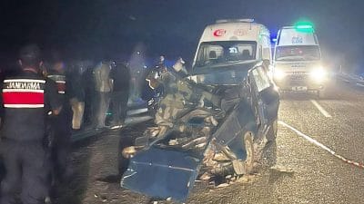 Çarpmanın şiddetiyle otomobil adeta hurda yığınına dönerken, sağlık ekipleri 72