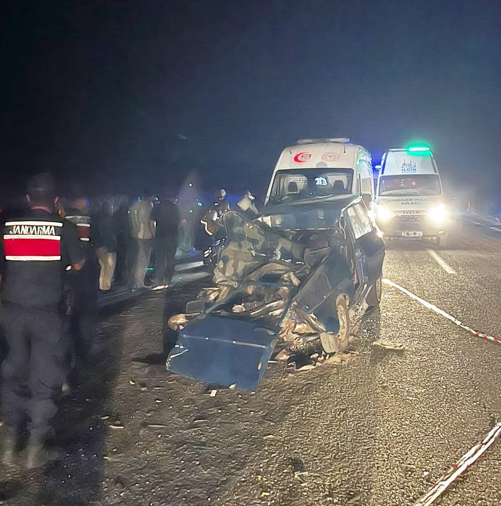 Çarpmanın şiddetiyle otomobil adeta hurda yığınına dönerken, sağlık ekipleri 72
