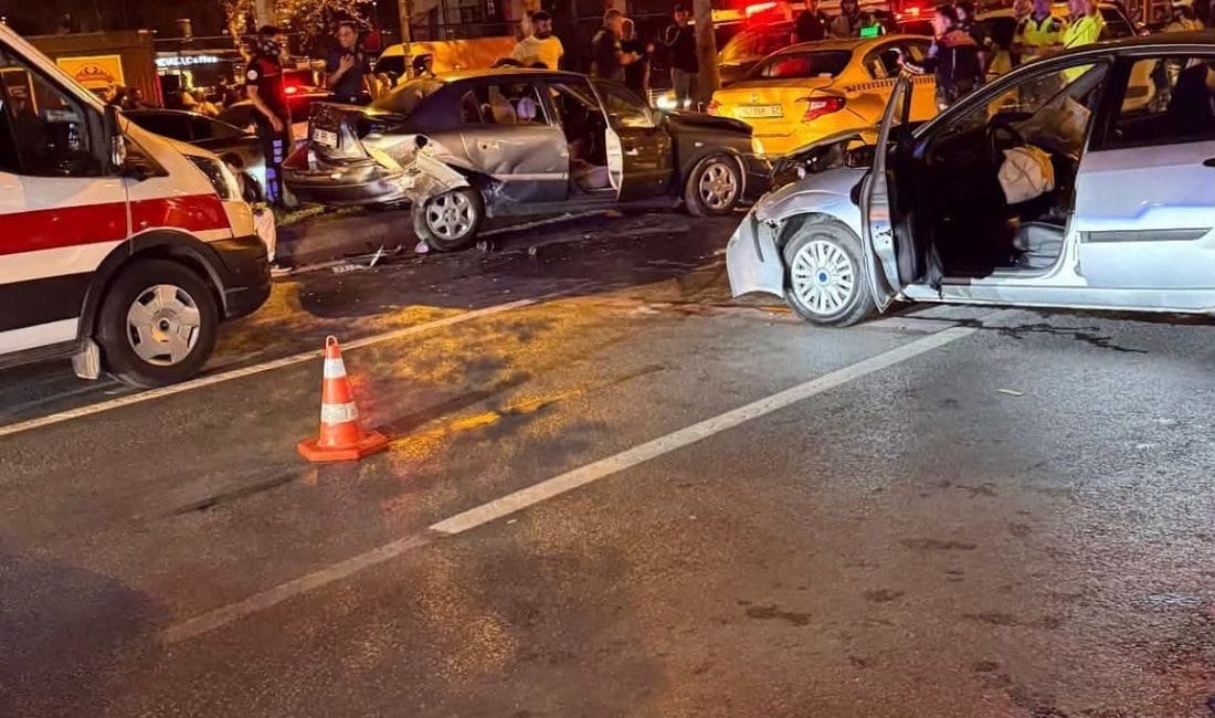 Maltepe’de 4 Araçlı Zincirleme Kaza: 20 Yaşındaki Genç Yaşamını Yitirdi Maltepe Turgut Özal Bulvarı Sahil Yolu'nda 4 aracın karıştığı zincirleme
