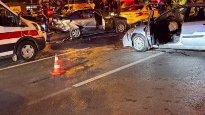 Maltepe’de 4 Araçlı Zincirleme Kaza: 20 Yaşındaki Genç Yaşamını Yitirdi Maltepe Turgut Özal Bulvarı Sahil Yolu'nda 4 aracın karıştığı zincirleme