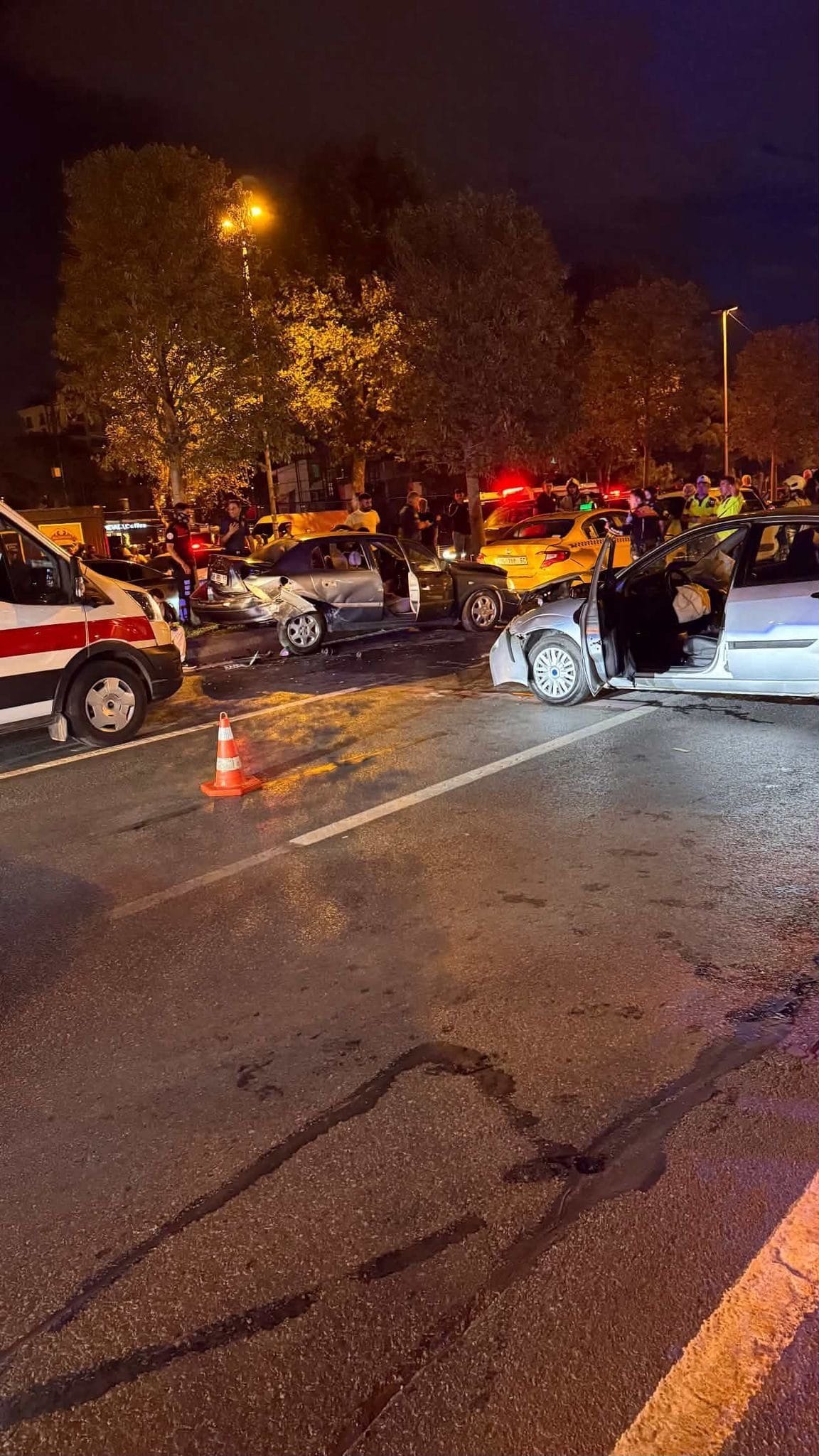 Maltepe Turgut Özal Bulvarı Sahil Yolu'nda 4 aracın karıştığı zincirleme