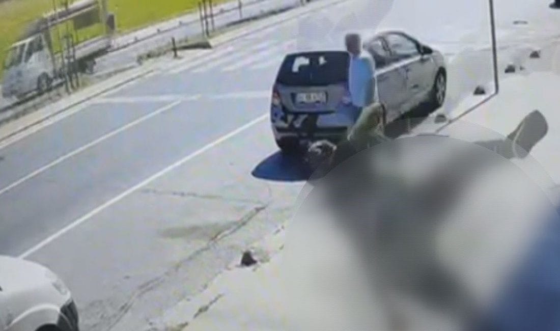 Metrelerce Yükseklikten Kaldırıma Düştü! Sultangazi’de Korkunç İş Kazası Kamerada! Sultangazi'de 3'üncü kattaki imalathanede çalışırken dengesini kaybedip kaldırıma düşen 23