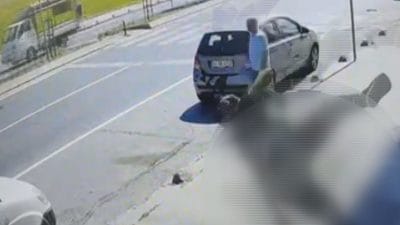 Metrelerce Yükseklikten Kaldırıma Düştü! Sultangazi’de Korkunç İş Kazası Kamerada! Sultangazi'de 3'üncü kattaki imalathanede çalışırken dengesini kaybedip kaldırıma düşen 23