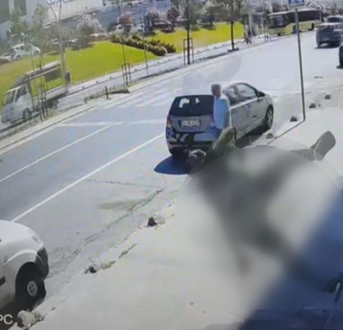 Sultangazi'de 3'üncü kattaki imalathanede çalışırken dengesini kaybedip kaldırıma düşen 23