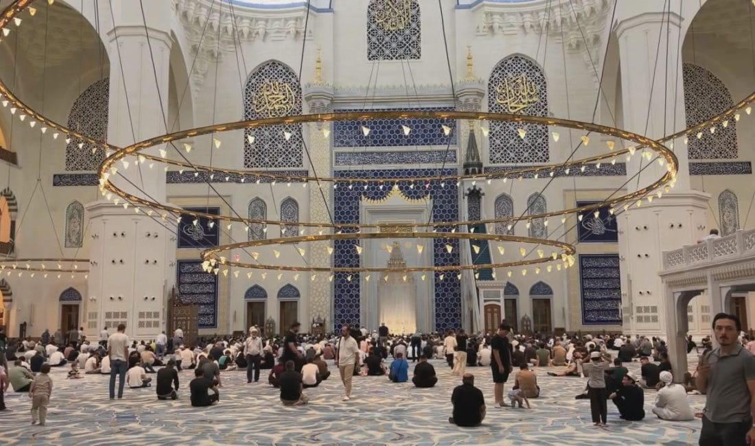 Mevlit Kandili Çamlıca Camisi’nde idrak edildi İstanbul'da Mevlit Kandili nedeniyle Çamlıca Camisi'nde düzenlenen programda, yatsı namazı