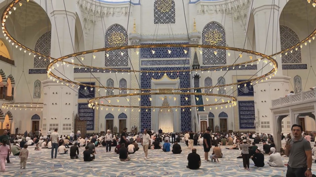 İstanbul'da Mevlit Kandili nedeniyle Çamlıca Camisi'nde düzenlenen programda, yatsı namazı