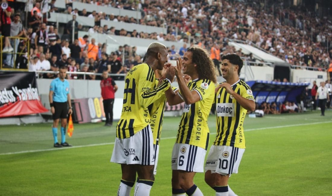 Fransa’da Zafer Gecesi! Fenerbahçe Lyon’u Devirip 18 Yıllık Devler Ligi Hasretine Son Verdi! Fenerbahçe, UEFA Şampiyonlar Ligi play-off turu rövanşında Lyon'u deplasmanda 2-1