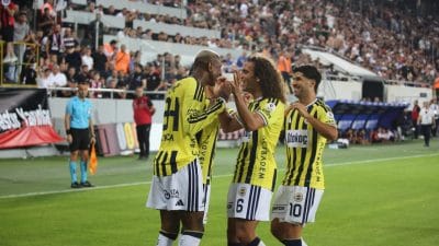 Fenerbahçe, UEFA Şampiyonlar Ligi play-off turu rövanşında Lyon'u deplasmanda 2-1