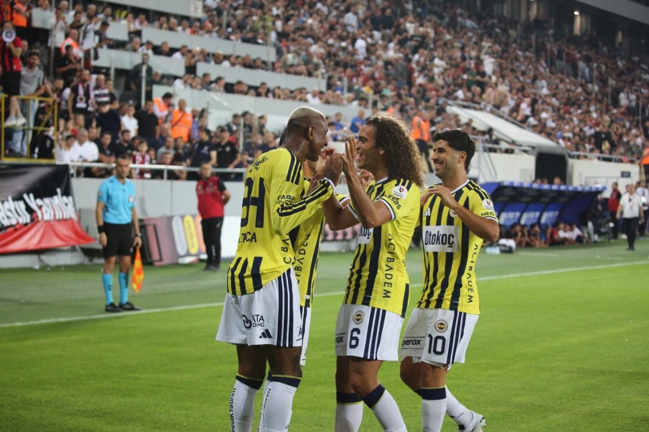 Fenerbahçe, UEFA Şampiyonlar Ligi play-off turu rövanşında Lyon'u deplasmanda 2-1