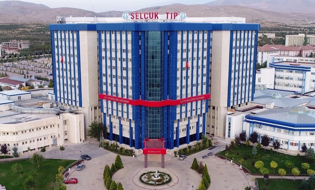 Vatandaşı Çileden Çıkaran İlgisizlik! Saatlerce Bir Tomografi Göstermek İçin Beklediler: “Hocalara Ulaşmak İmkansız” Üniversite hastanelerinde öğretim üyelerine ulaşamama çilesi büyüyor: Selçuk Üniversitesi'nde ameliyatlı