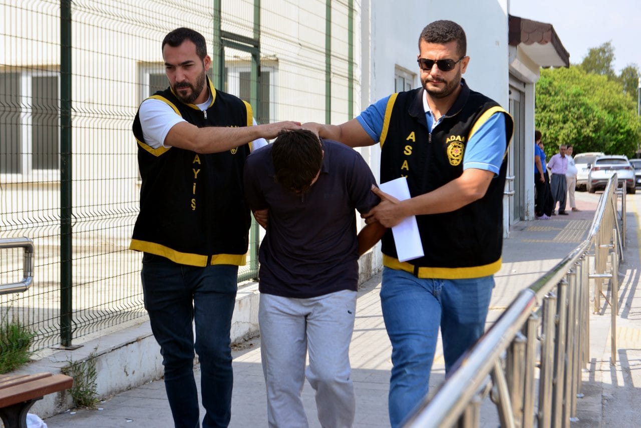 Adana'da içki masasında kendisine küfrettiğini öne sürdüğü çocukluk arkadaşını tek
