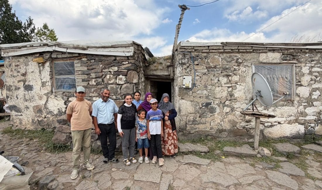 Ağrı’da 9 Kişilik Özer Ailesine Yardım Eli Ulaştı Ağrı'nın Dönerdere köyünde 80 yıllık tek odalı taş evde yaşayan