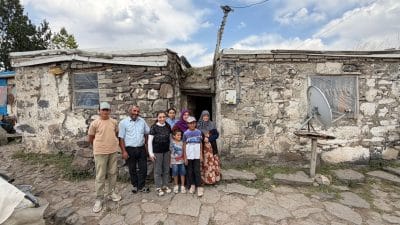 Ağrı'nın Dönerdere köyünde 80 yıllık tek odalı taş evde yaşayan