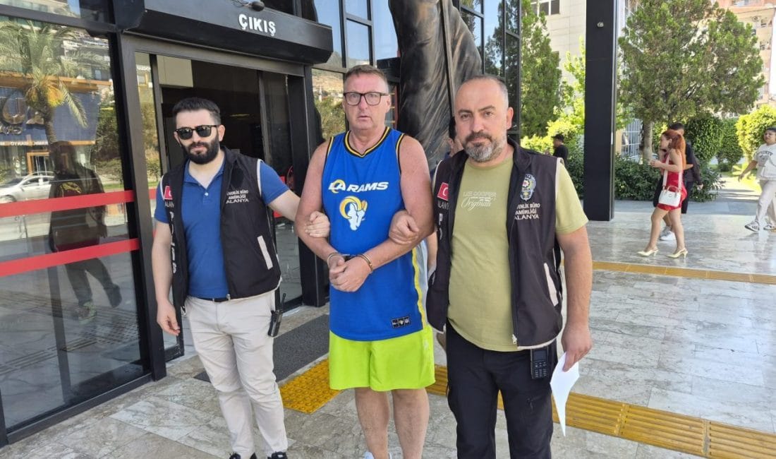 Alanya’da Türk Bayrağına Tüküren İngiliz Turist Tutuklandı Antalya'nın Alanya ilçesindeki bir otelde personelle tartışıp lobide asılı Türk