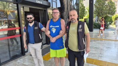 Antalya'nın Alanya ilçesindeki bir otelde personelle tartışıp lobide asılı Türk