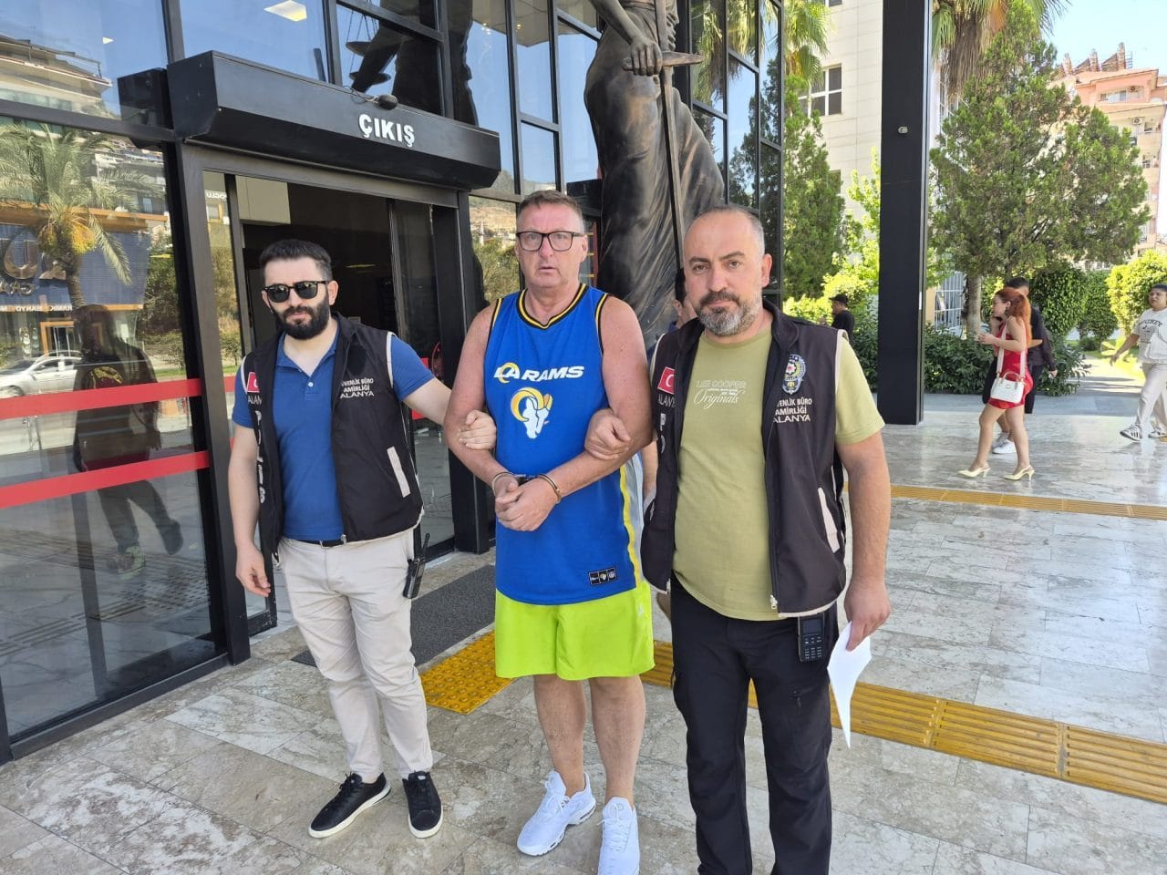 Antalya'nın Alanya ilçesindeki bir otelde personelle tartışıp lobide asılı Türk