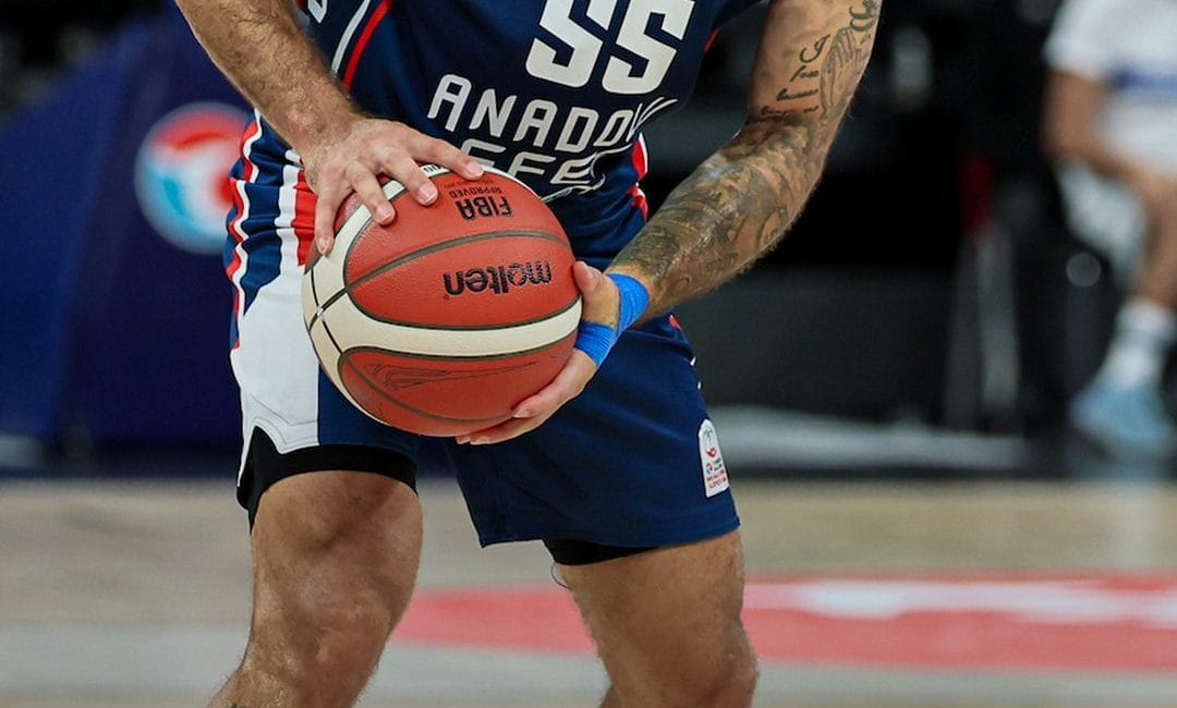 Anadolu Efes Sezona Fırtına Gibi Başladı: Beşiktaş Engelini Farklı Geçti Türkiye Basketbol Süper Ligi'nde dev derbi coşkusu: Anadolu Efes, evinde