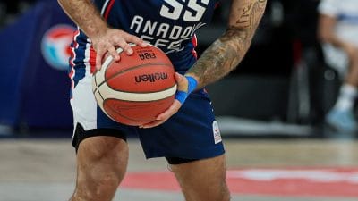 Türkiye Basketbol Süper Ligi'nde dev derbi coşkusu: Anadolu Efes, evinde