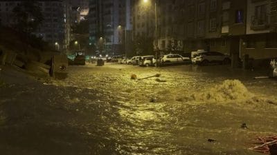 Ankara'da gece yarısı bastıran sağanak yağış Keçiören'de hayatı felç etti: